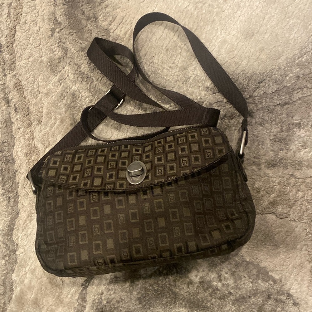 Baggallini brown with Geometric signature Print turn key closure crossbody